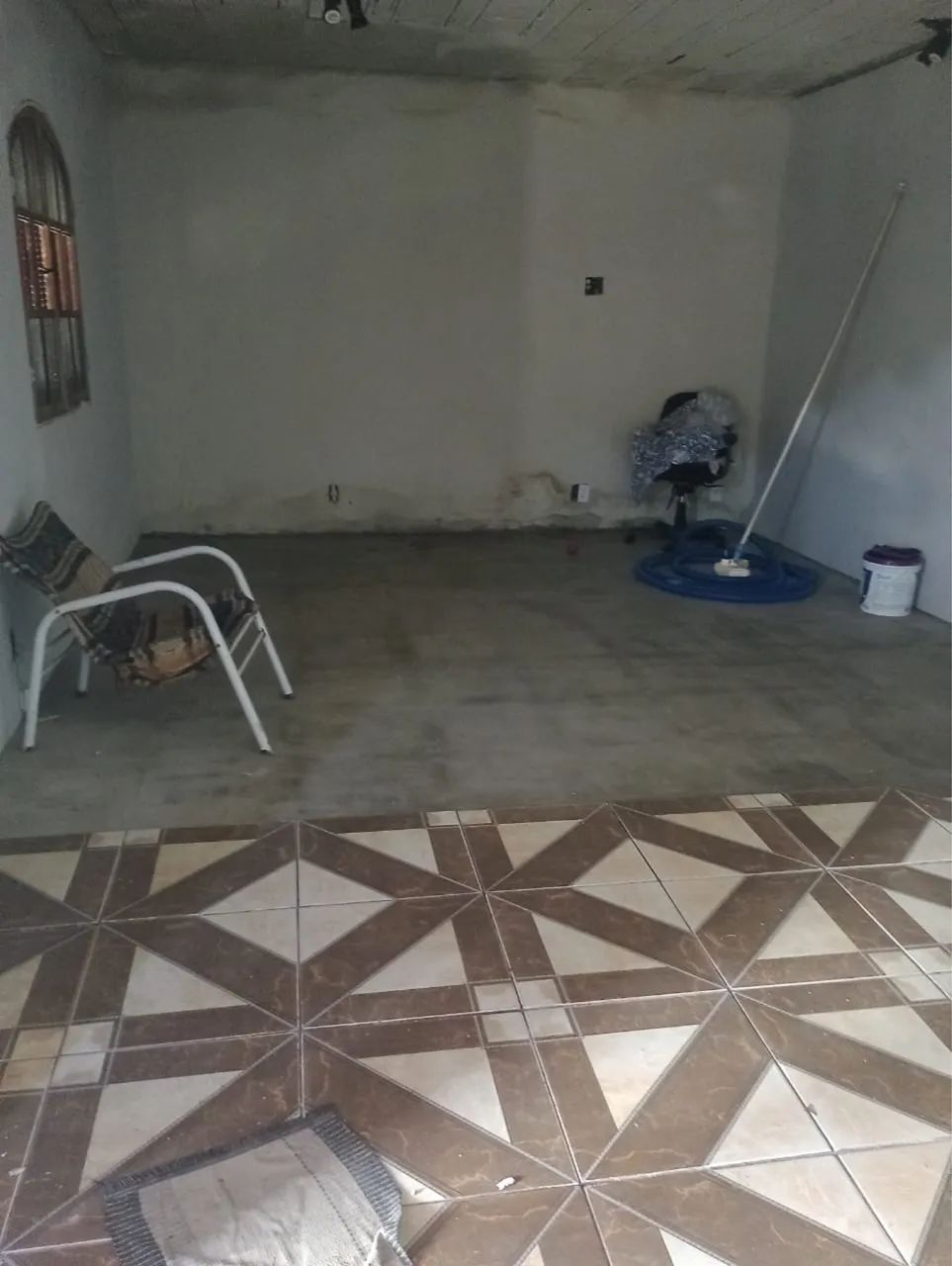 Vendo casa com com piscina e 2 galpões anexos - Foto 3