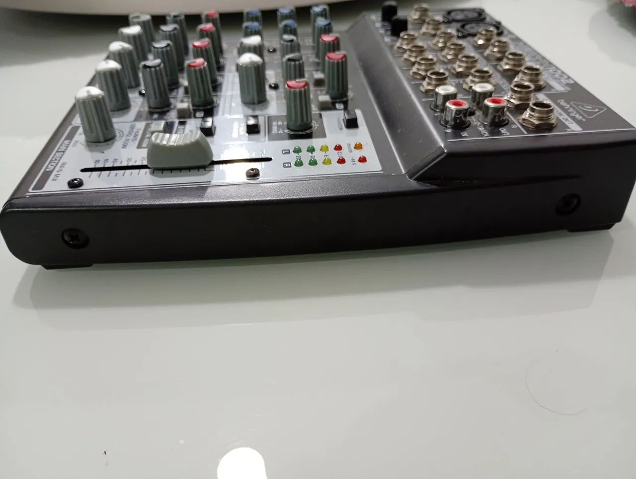 Mesa de som com 6 canais Behringer 