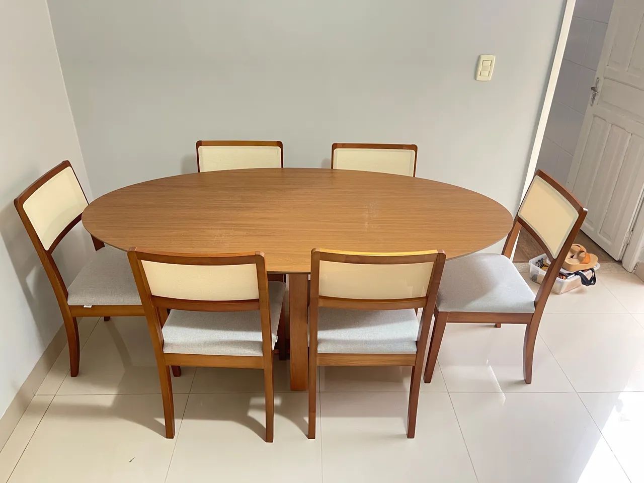 Mesa nova com cadeiras de madeira  - Foto 2
