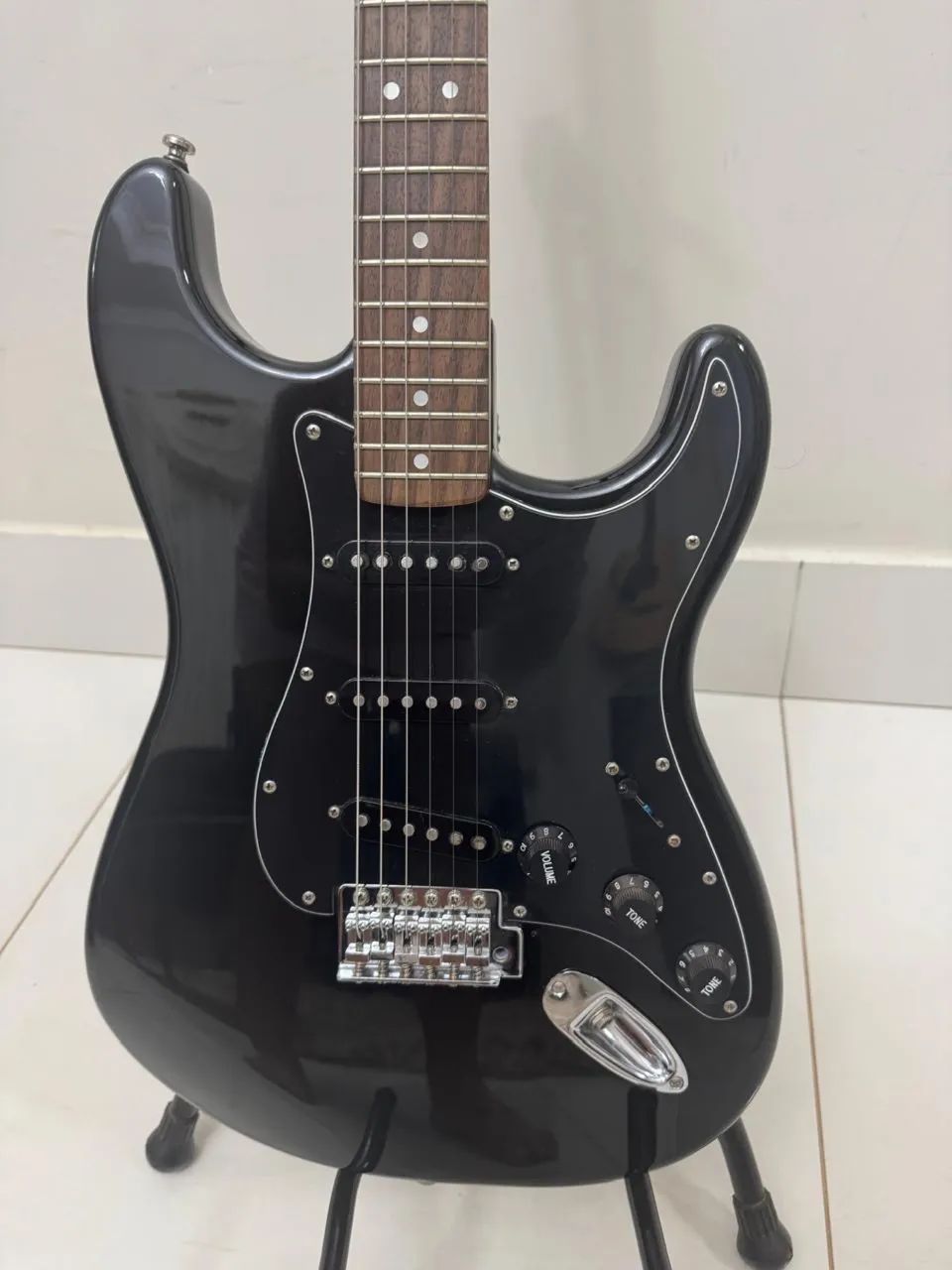 Guitarra Squier by Fender Stratocaster Preta - Foto 4