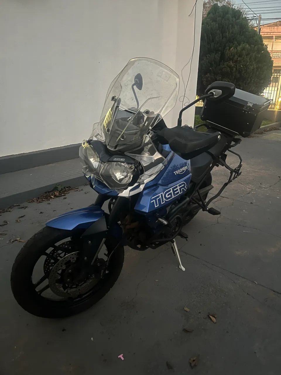 Tiger 800 com baú 20mil KM - Foto 4