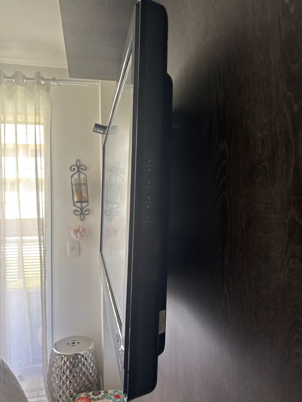 A Philips 42PFL3403/78 é uma televisão de tela LCD com 42 polegadas e resolução HD Ready  - Foto 3