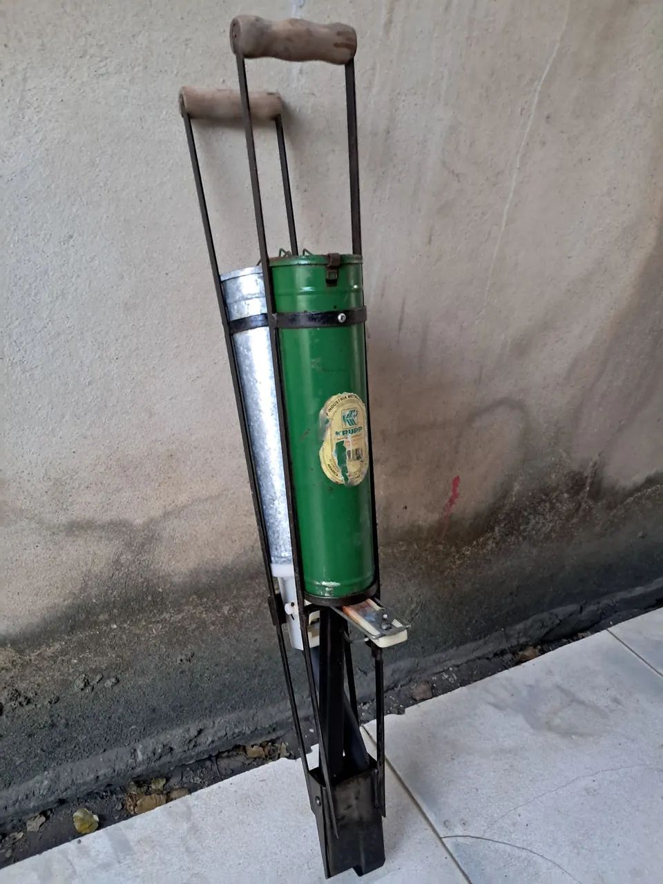 Plantadeira dupla, sementes e adubos 