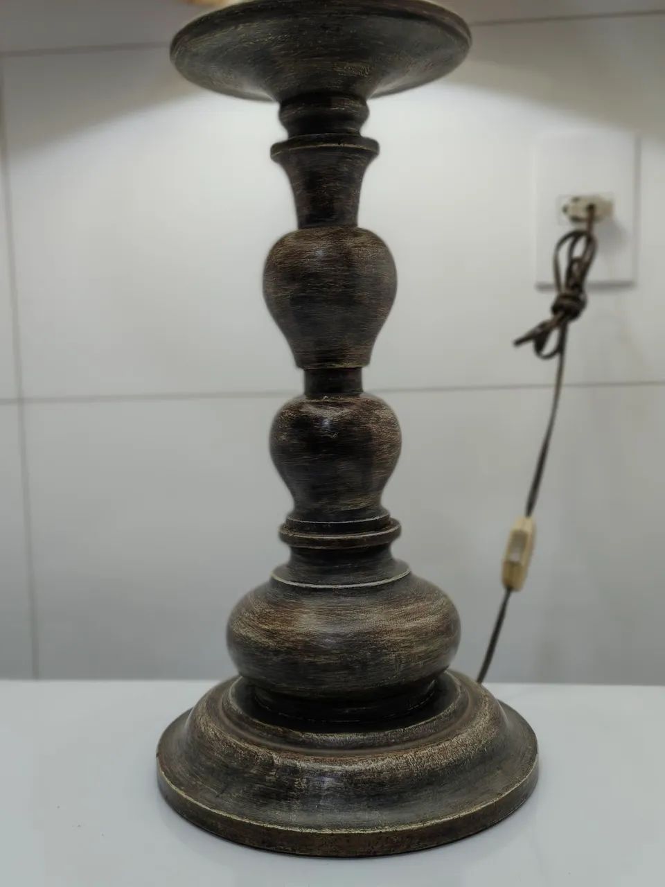 Abajur de mesa rústico com base em madeira nobre  - Foto 3