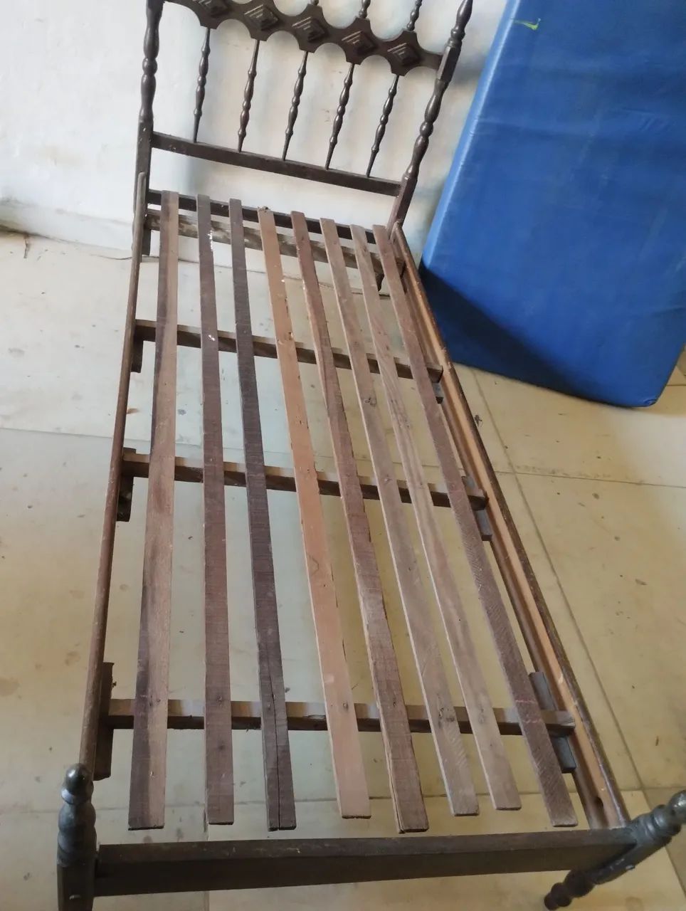 Cama de solteiro de madeira maciça e colchão 
