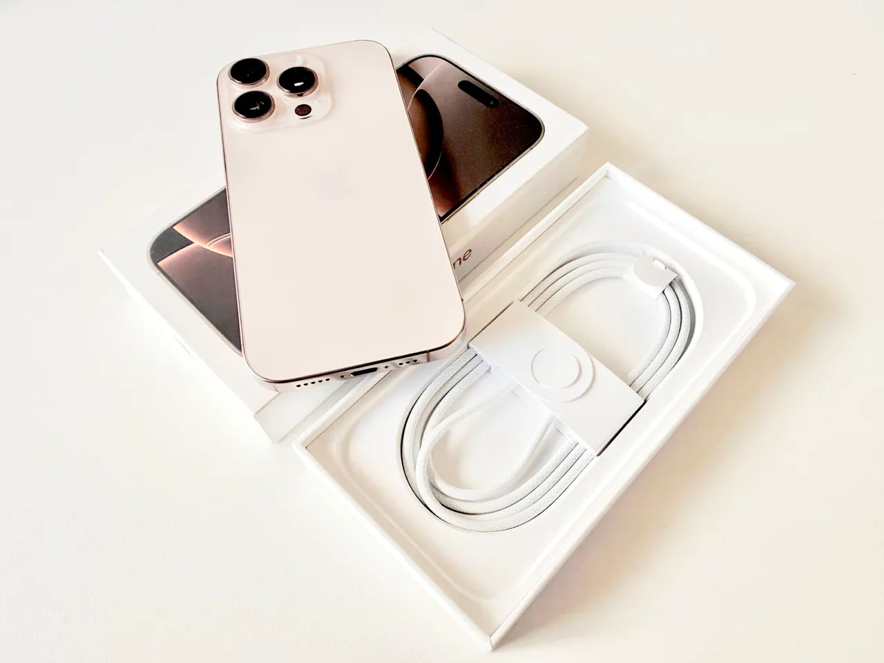 iPhone 16 pro 256gb - dourado - novo - Celulares e Smartphones