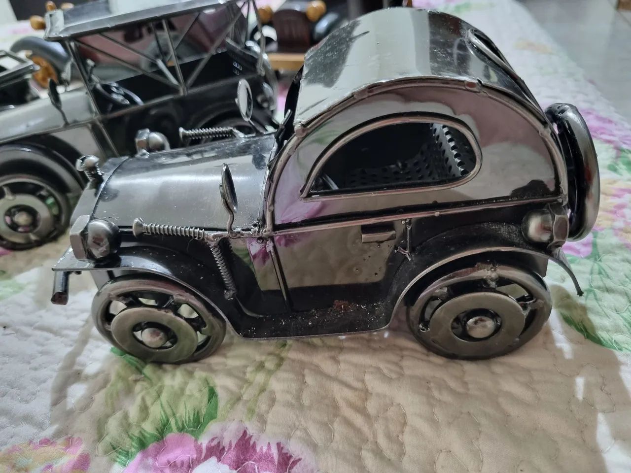 Carrinho antigo em lata. 20 cm.