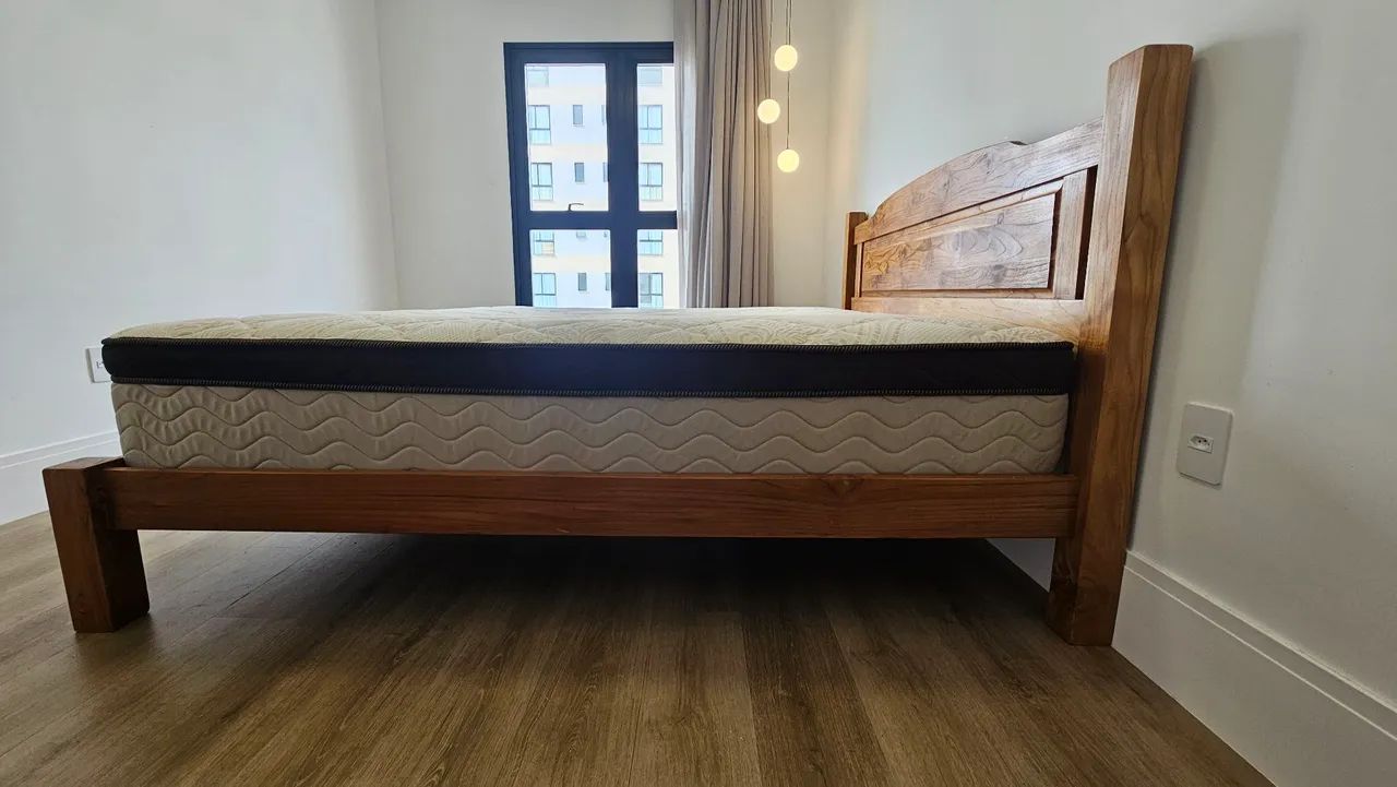 Cama de madeira Teka maciça com colchão Ortobom - Foto 5
