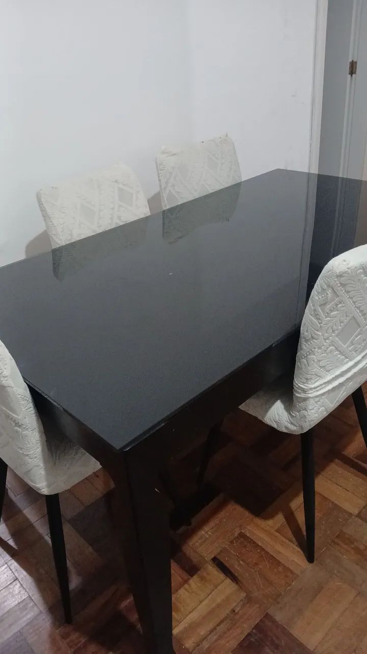 Mesa de vidro com 4 cadeiras