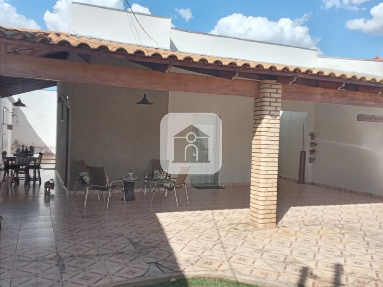Casa à venda no bairro Jardim Holanda.