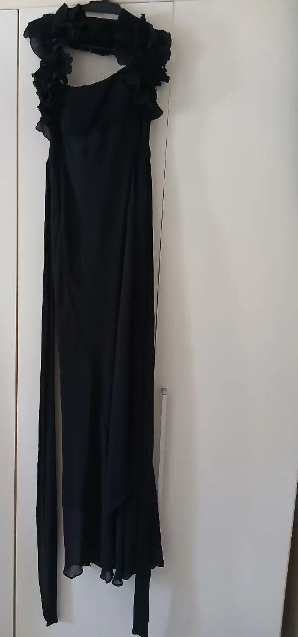 Vestido Longo Preto de Alça com Babados .