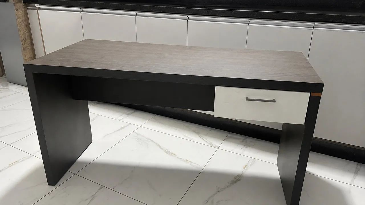 Mesa de escritório , estou com duas cadeira perfeita 
