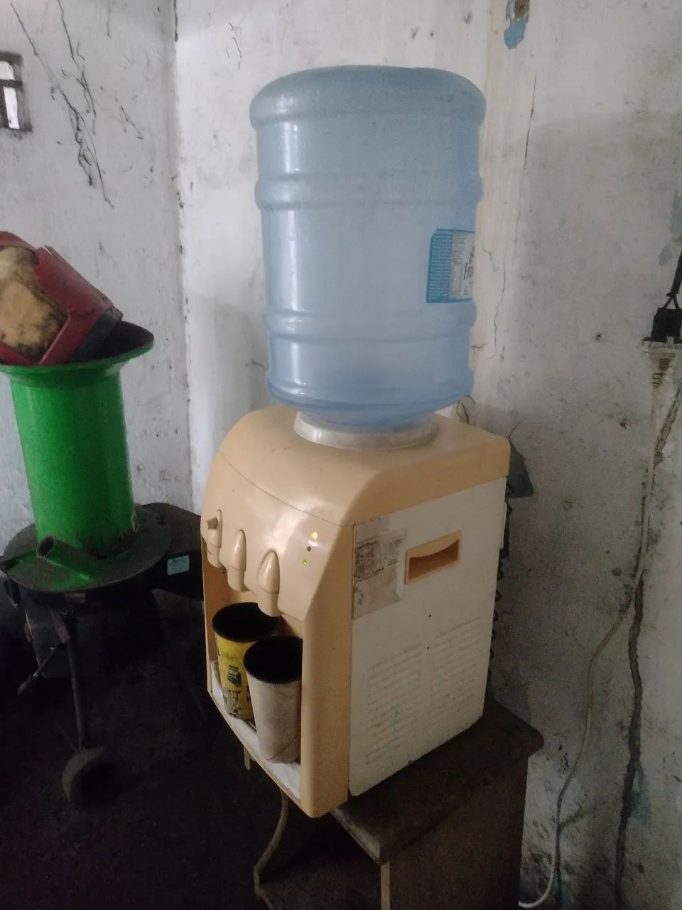 Vendo bebedouro e um microondas 