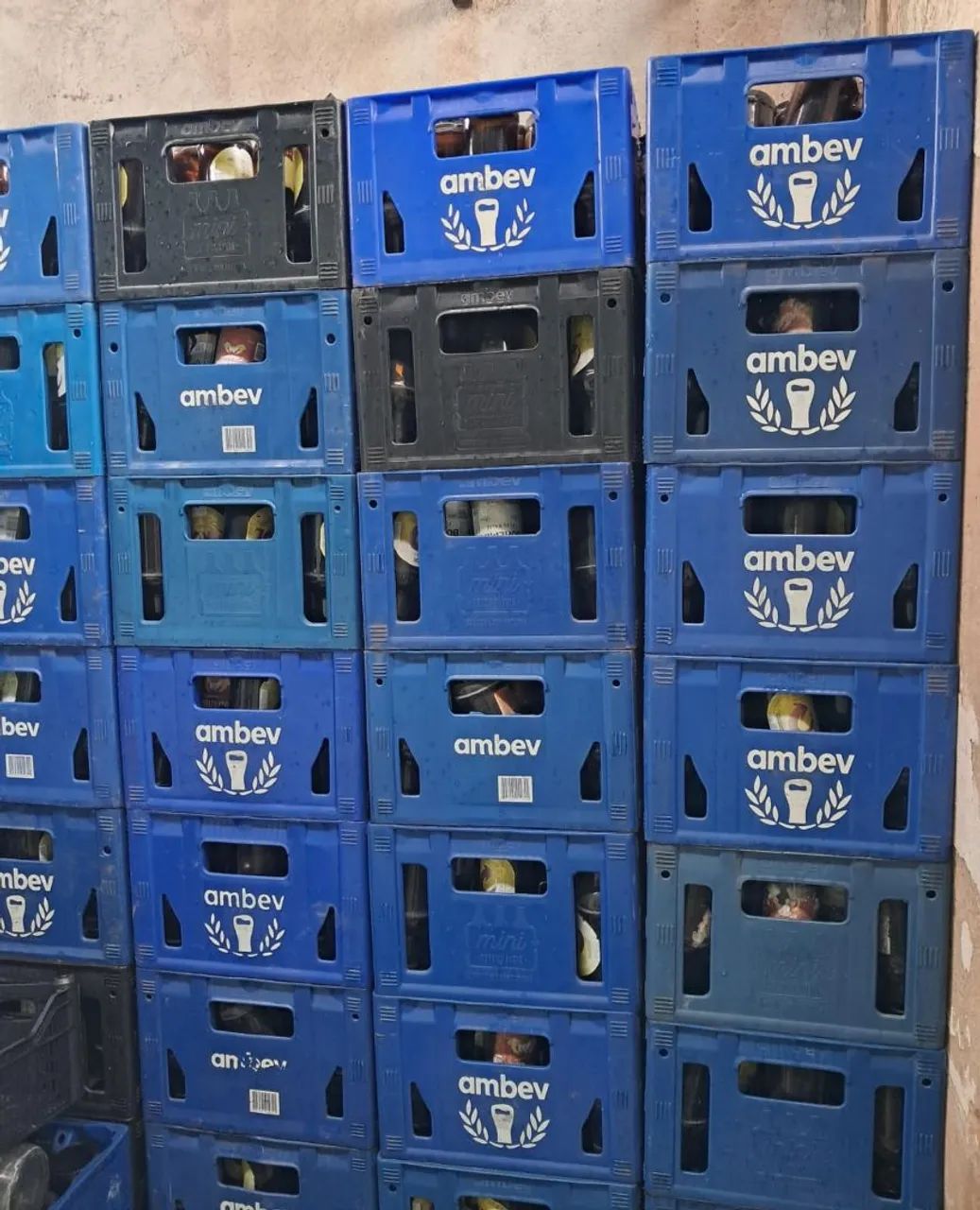 Vendo Garrafas de Cerveja Com Engradados.