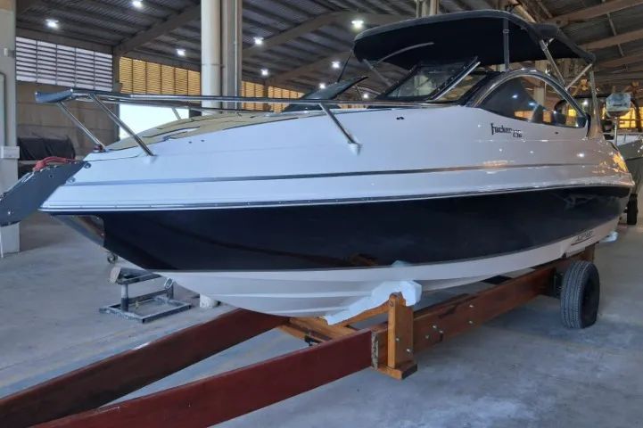 Lancha Focker 230 ano 2015 com Mercruiser 220HP