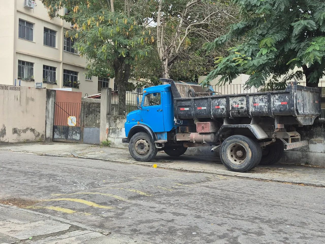 Remoção de entulho com caminhão  - Foto 3