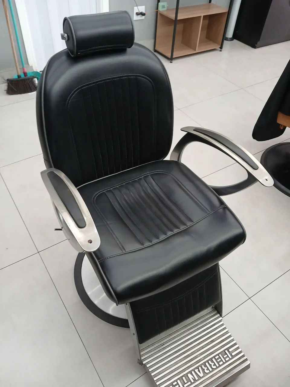 Cadeira para Barbeiro em excelente conservação e pronta para uso!