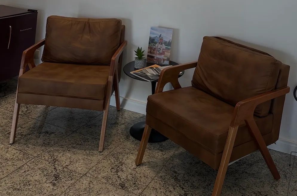 Poltronas em Madeira e Couro Sintético - Elegância e Conforto - Foto 2