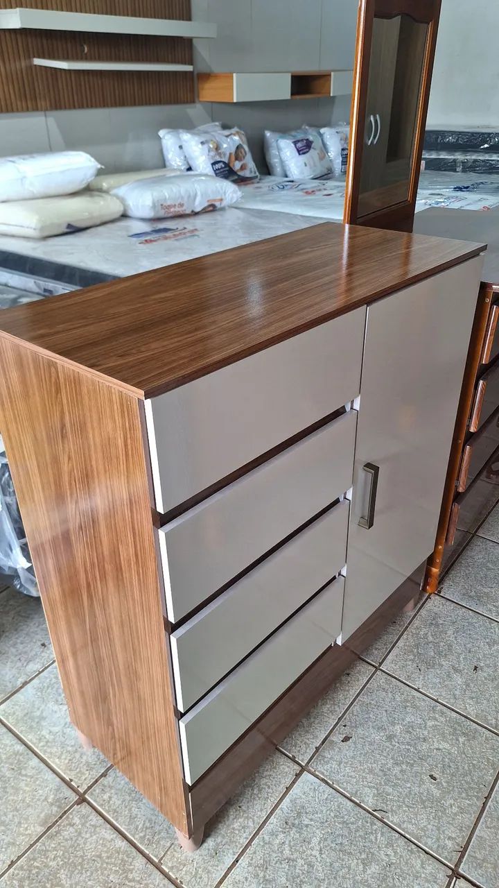 Cômoda nova 4 gavetas 1 porta
