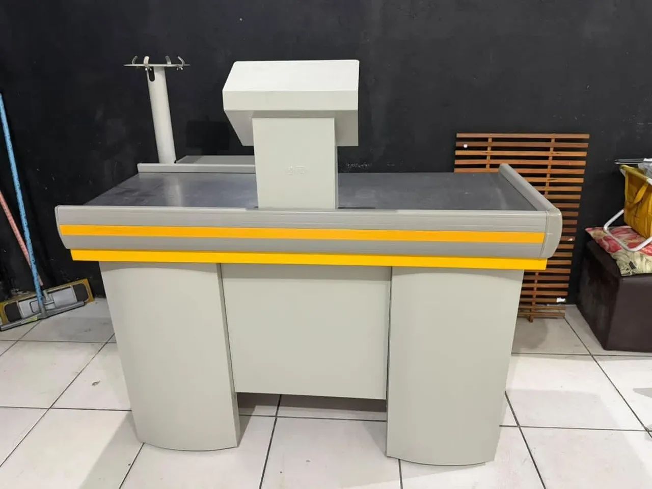 Gondola, balcão e freezer horizontal Supermercado.