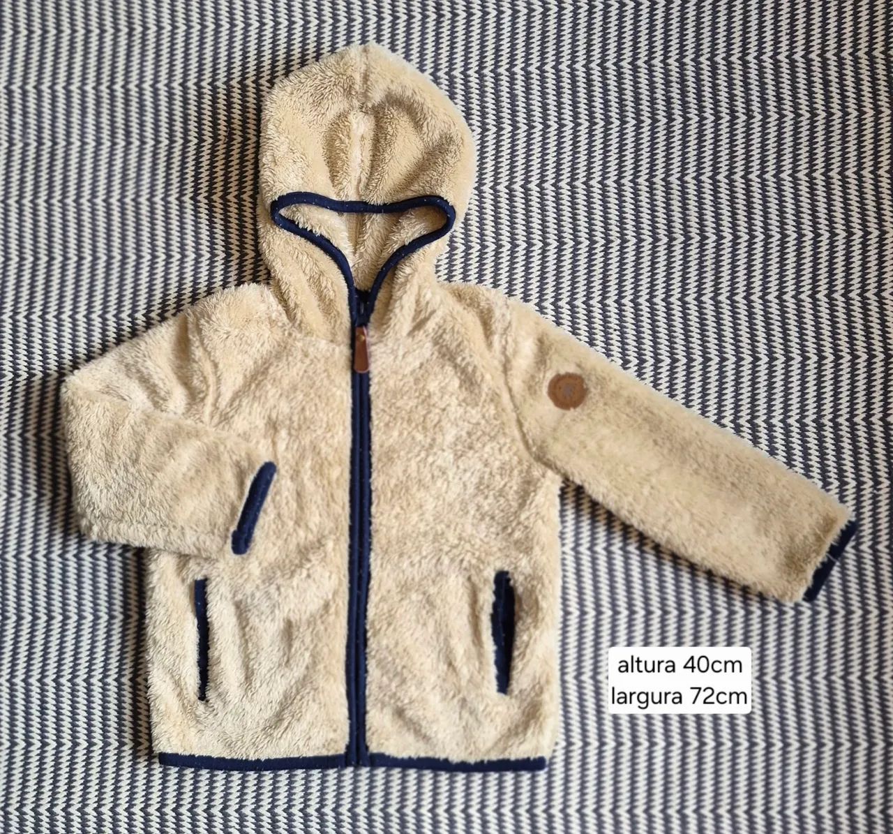 Casaco bebê com capuz em plush