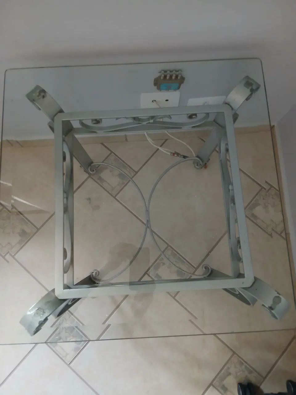 Mesa de canto com tampo de vidro