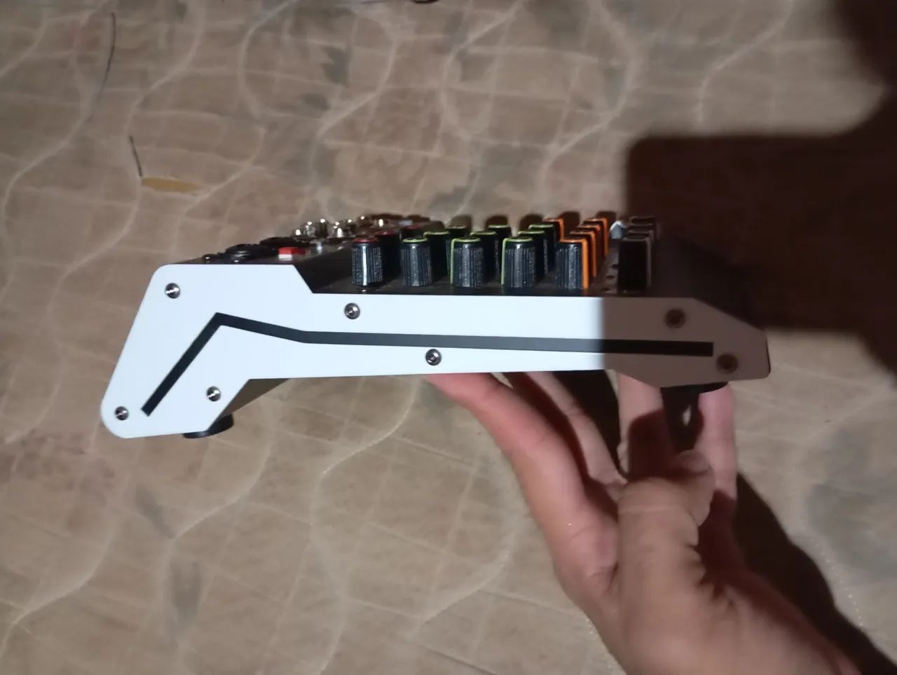Vendo esse mesa com 4 canal 