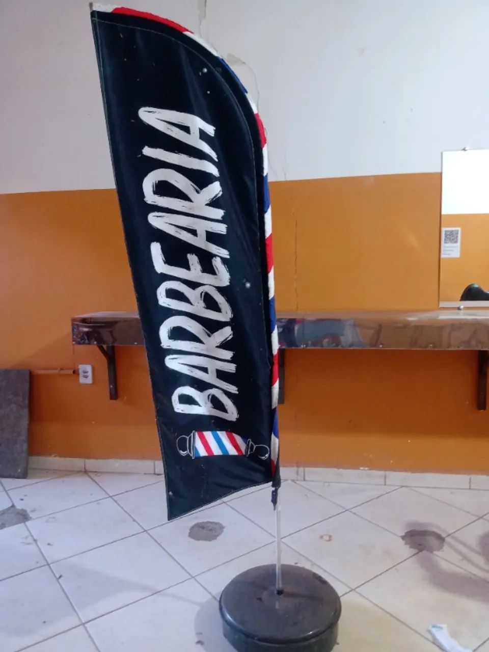Cadeira, bandeirola, espelho e balcão para barbearia. - Foto 3
