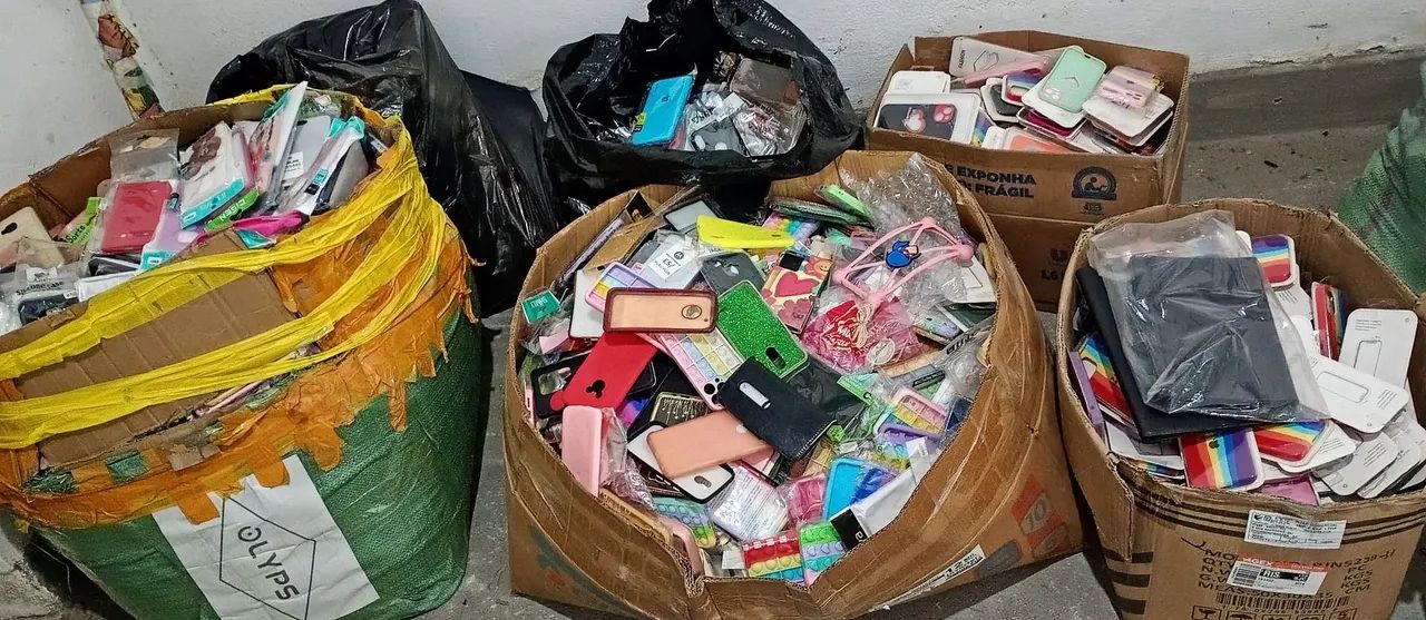 Lote com mais de 300 capinhas  - Foto 2