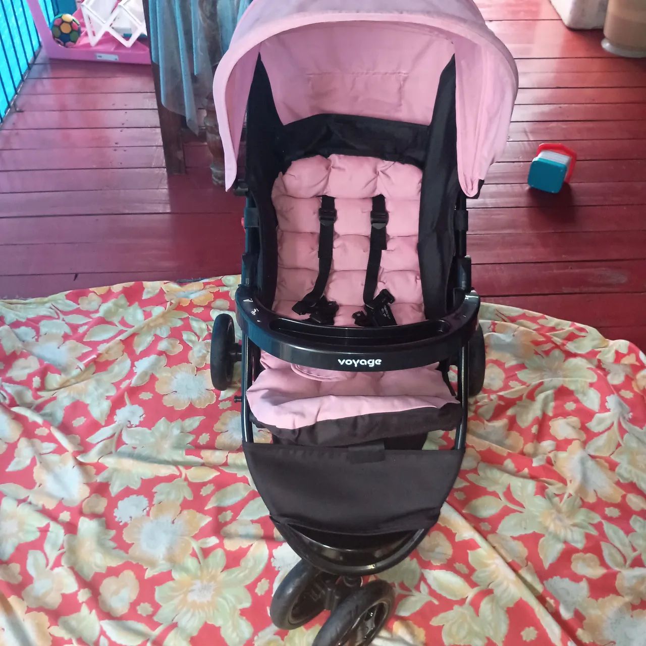 Carrinho de menina marca Voyage 