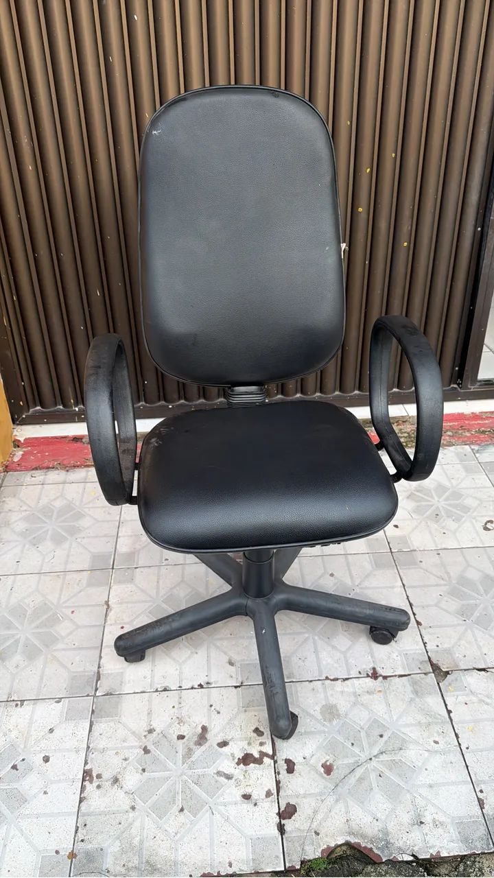 Vendo duas cadeiras presidente de couro . 