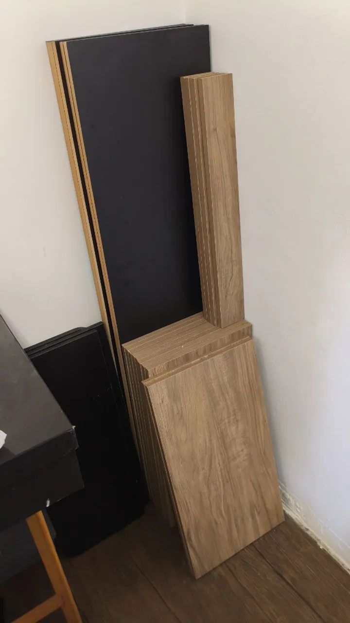 Estantes e taboas com ferragem pra montar. 