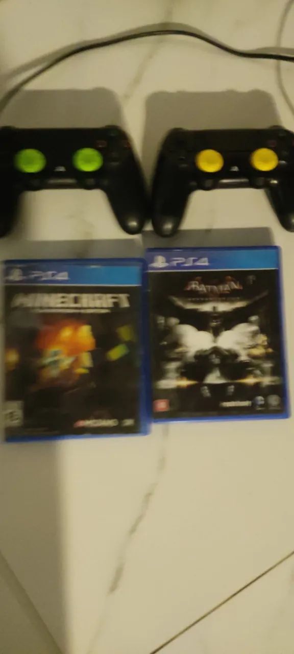 Ps4 com dois controles e dois jogos, com defeito no console fora isso tudo e novo - Foto 2