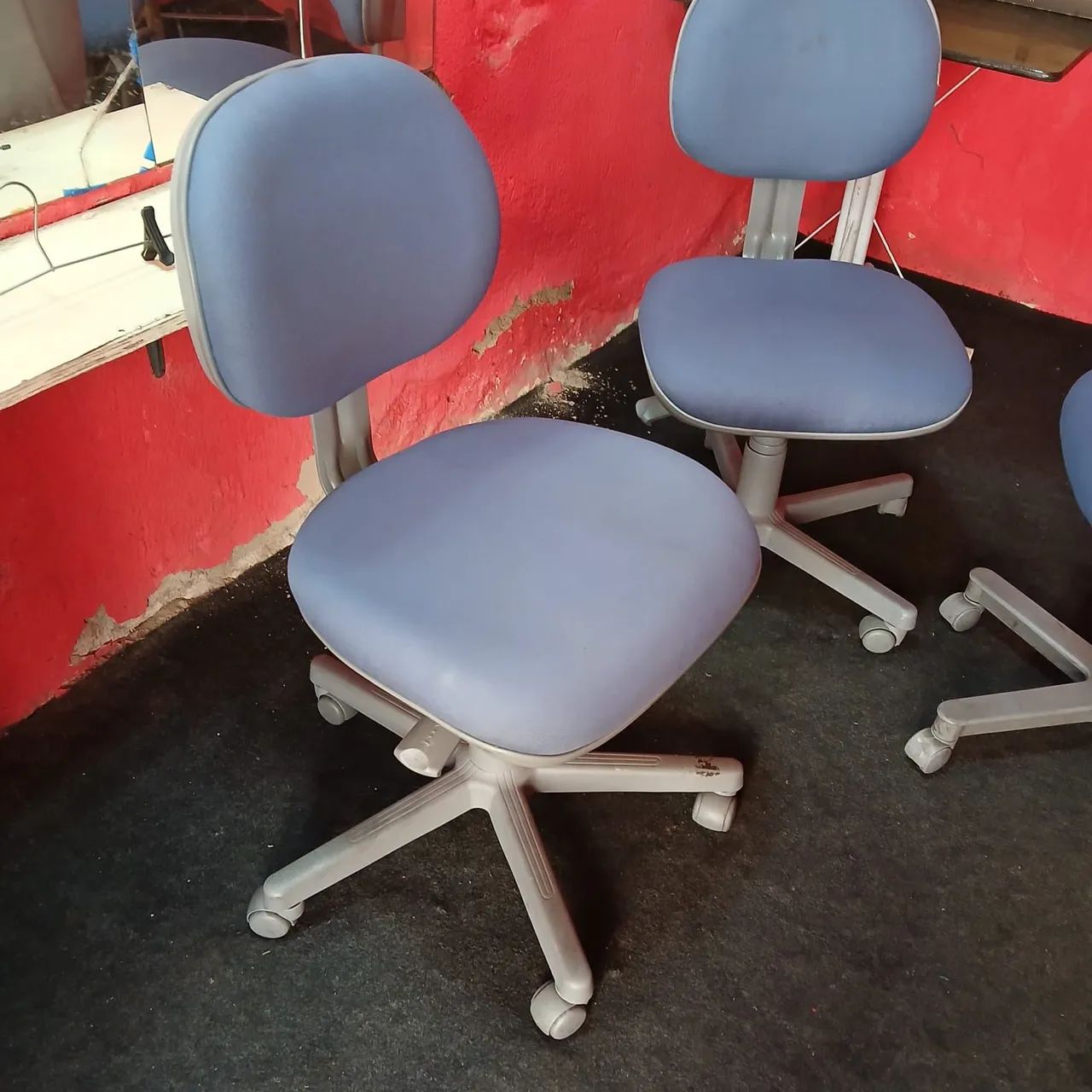 Cadeiras de escritório giratória com várias regulagens 130 reais  - Foto 2