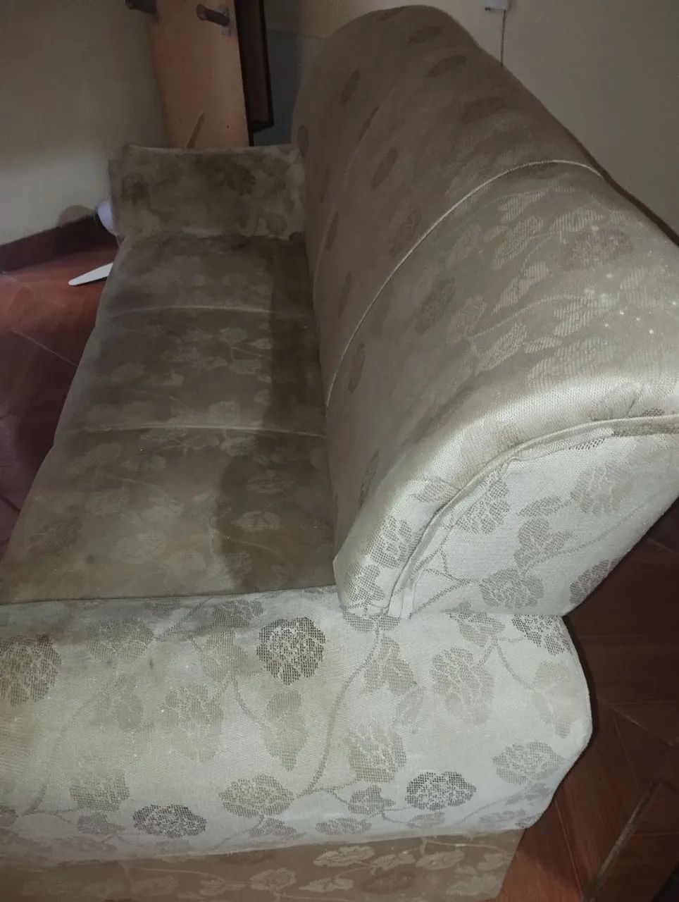 Estou doando esse sofá quem estiver entecado em comprar é só mandar mensagem aqui pramim 
