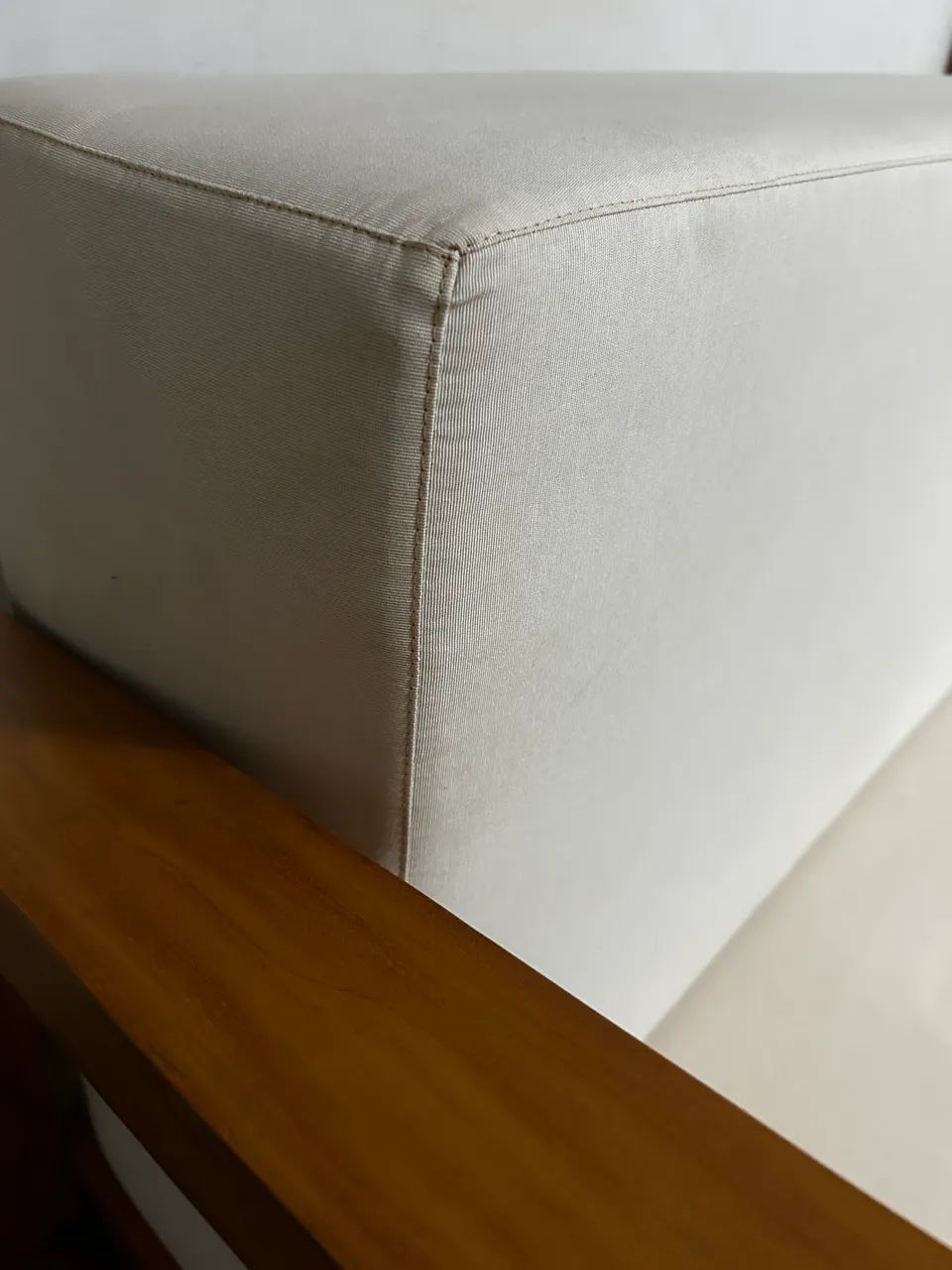     Poltrona Decorativa em Madeira Maciça com Estofado Branco  - Foto 3