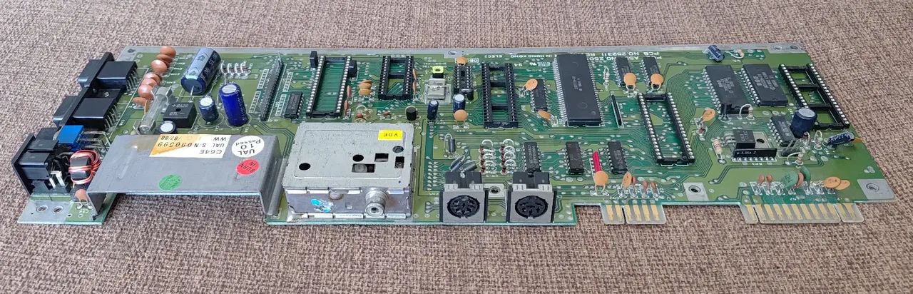 Placa Mãe ( Motherboard ) Commodore 64 ( Modelo C64C ) - Ruim / Para Conserto - Foto 3