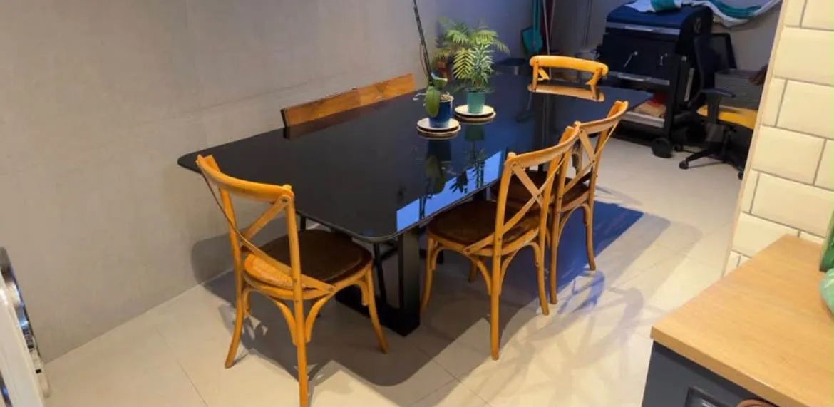 Conjunto mesa de jantar com cadeiras