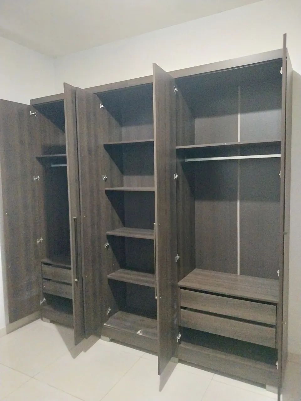 Guarda roupa semi novo 