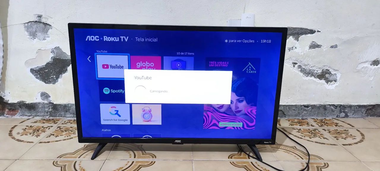 Smart TV AOC 32" LED Roku TV (Modelo Recente) - Perfeito Estado! - Foto 2