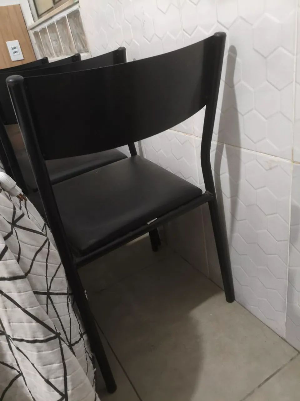 Vendo mesa de vidro c/ 4 cadeiras  - Foto 4
