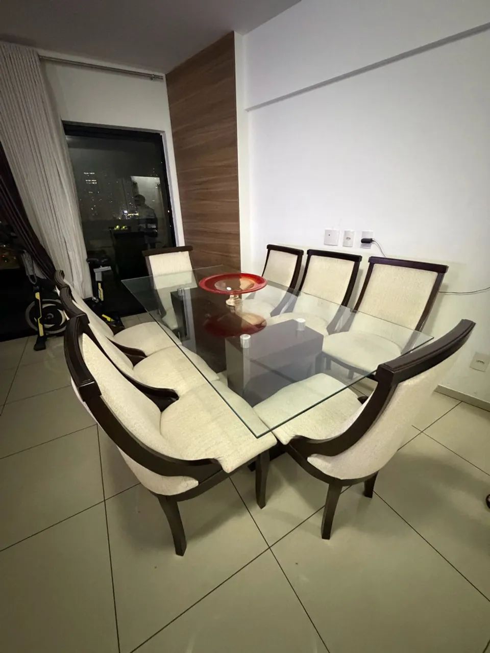 MESA DE JANTAR  COM 8 CADEIRAS 