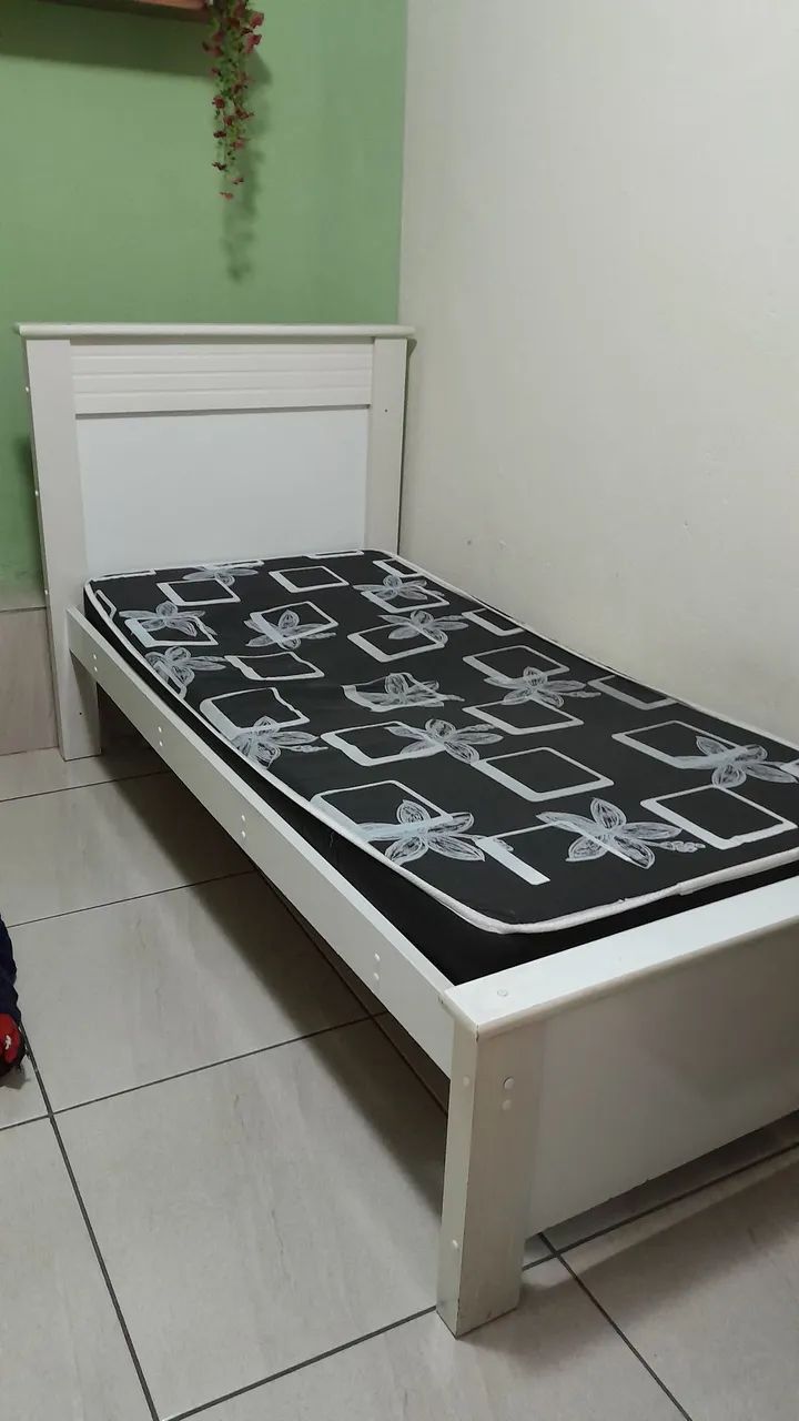 Cama de solteiro branca de madeira maciça 