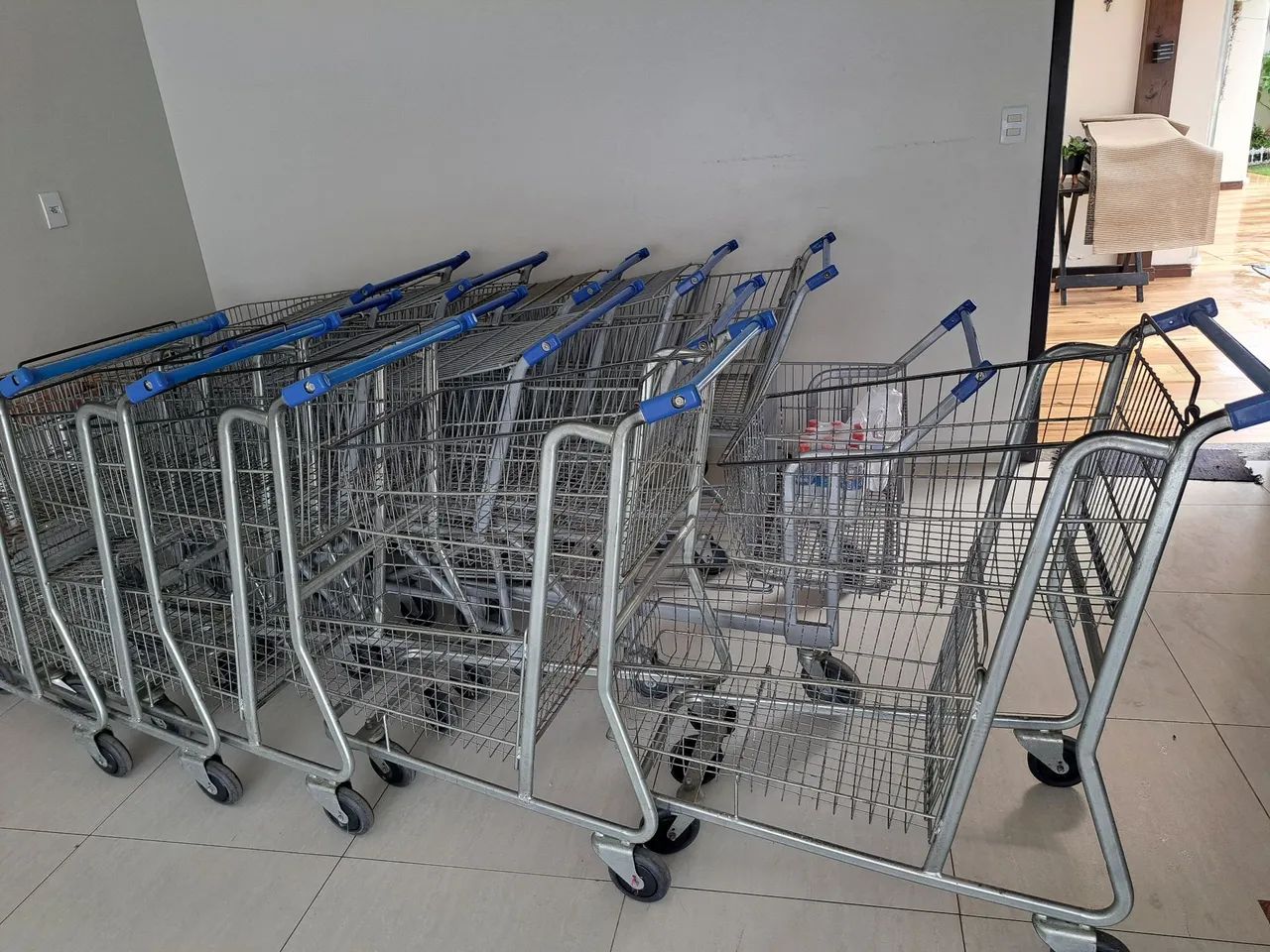 Vende-se carrinhos de supermercado semi-novos - Foto 3