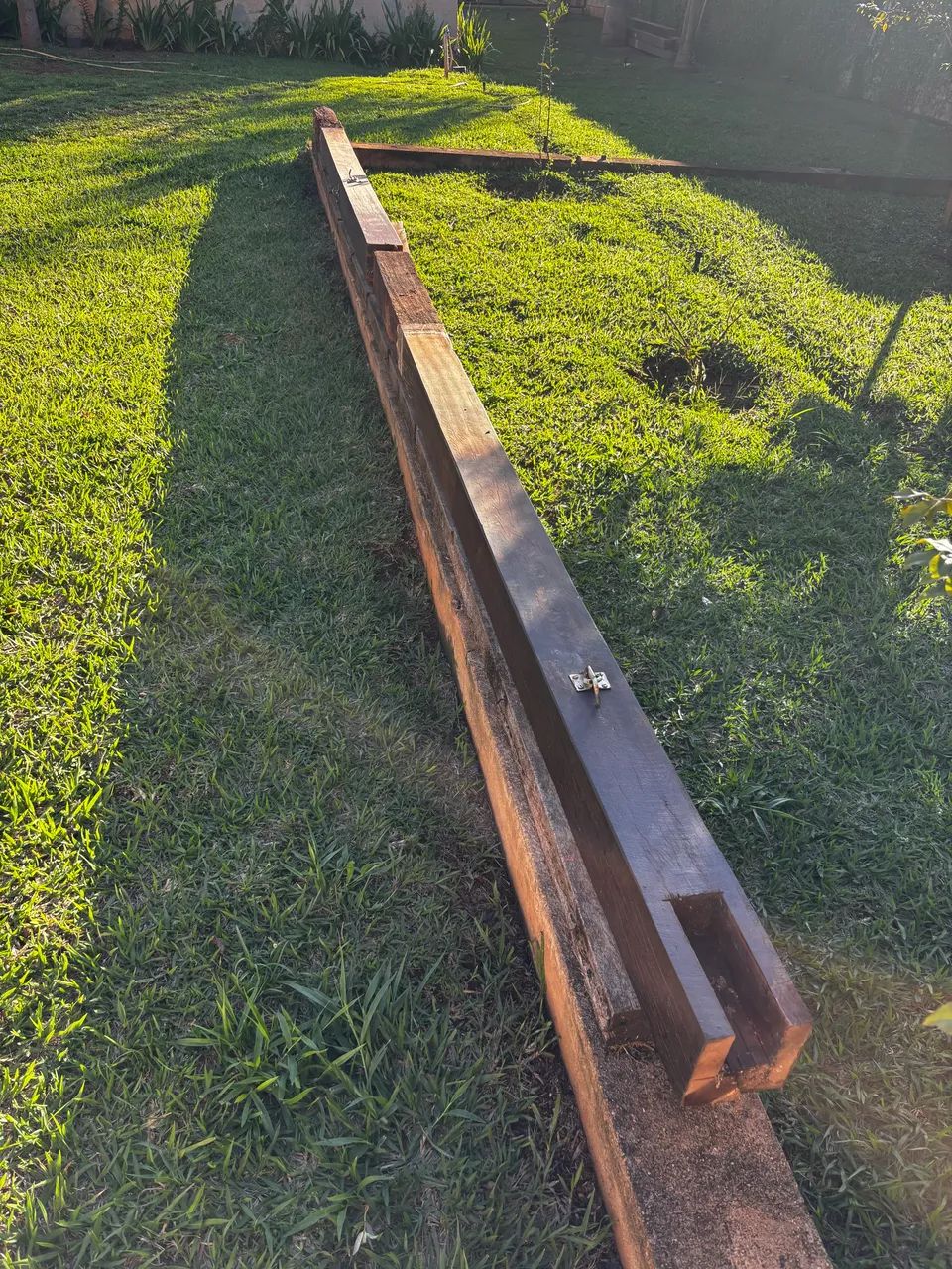 Vendo 5 pilares e 1 viga de madeira 
