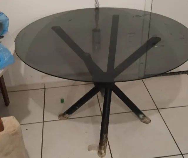 MESA COM TAMPO DE VIDRO