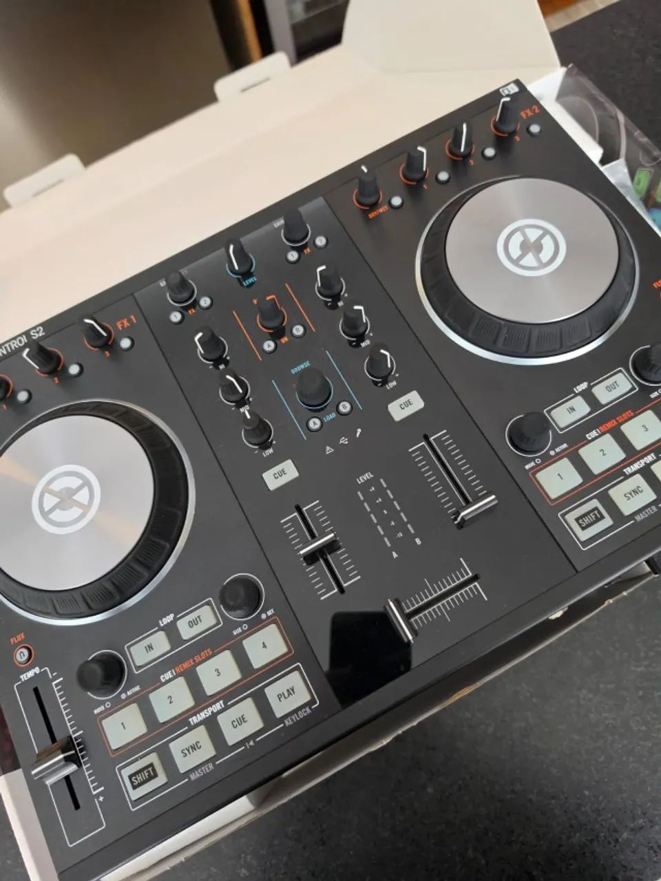 Traktor Kontrol S2 MK2 Native Instruments + Caixa e Acessórios Originais - Foto 3