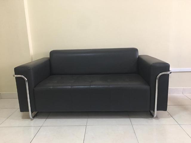 Sofá 2 lugares em couro ecológico preto - Foto 3