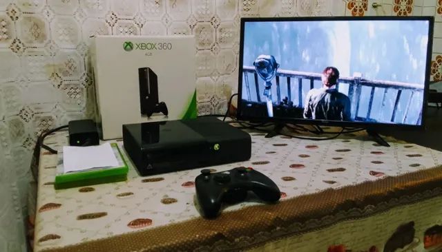 Console Xbox 360 bloqueado com 1 controle e os cabos