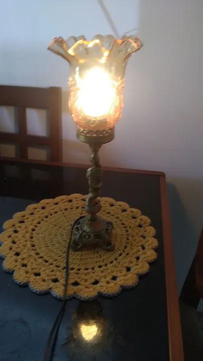 Abajour de bronze antigo com cupula de vidro  - Foto 2